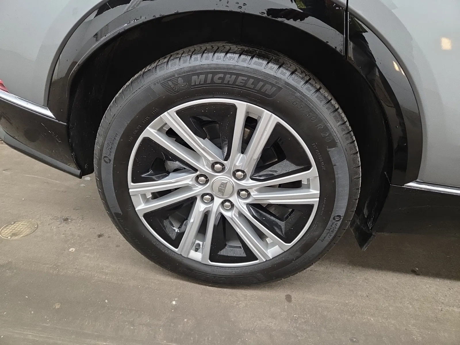 Right Rear Wheel/Tire Photo