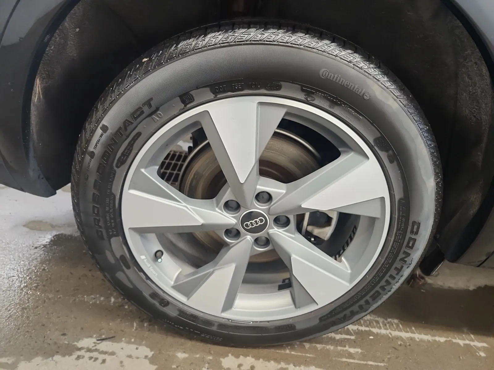 Right Rear Wheel/Tire Photo