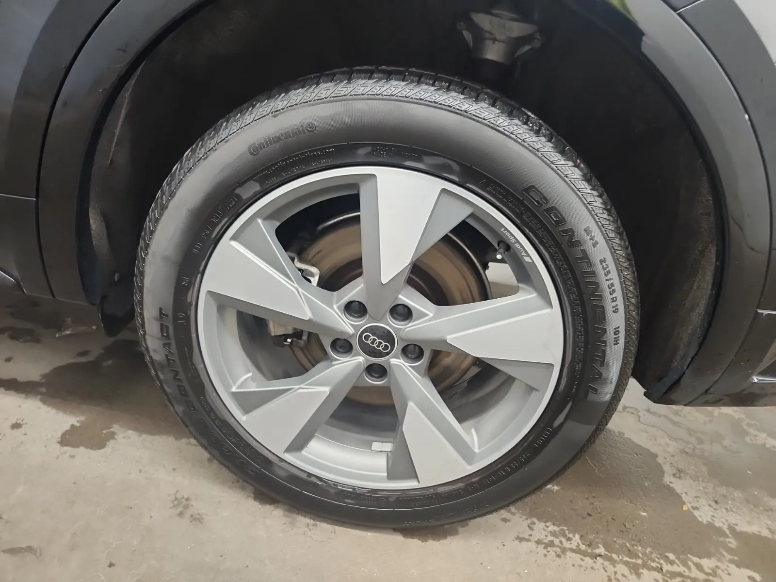 Left Rear Wheel/Tire Photo