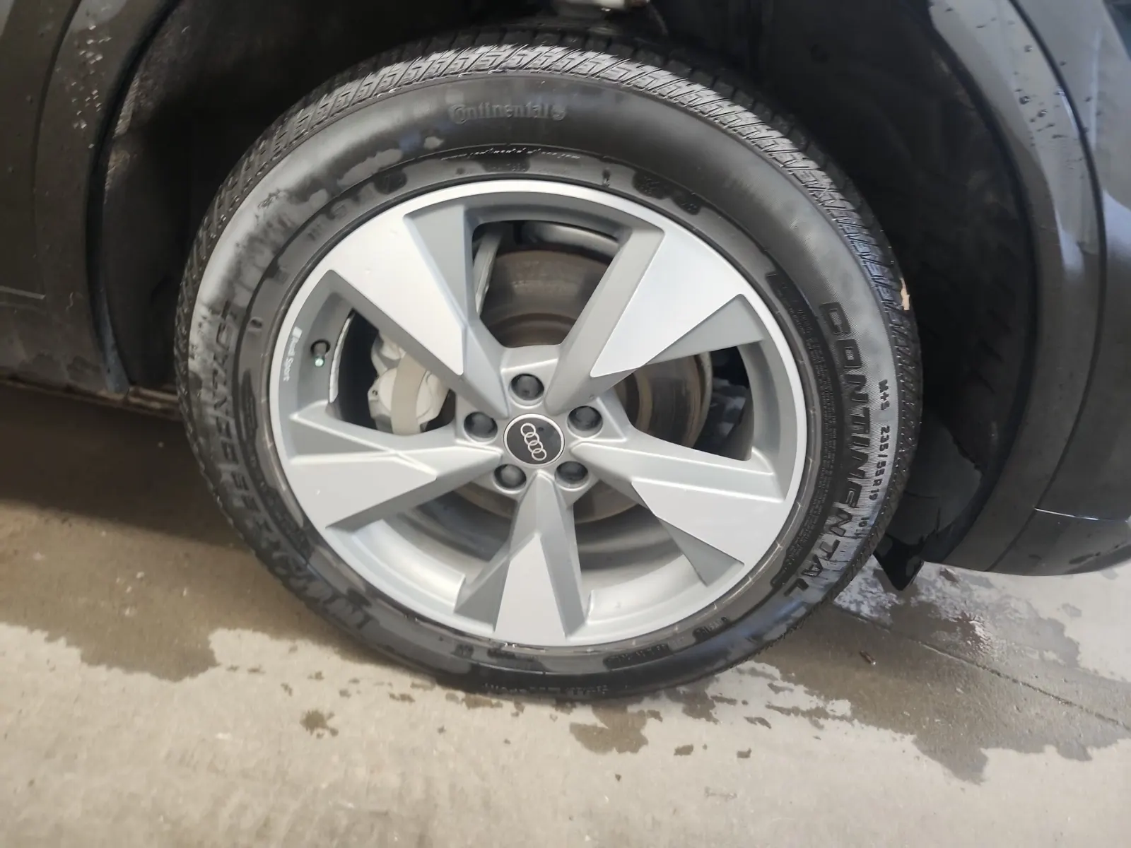 Right Front Wheel/Tire Photo