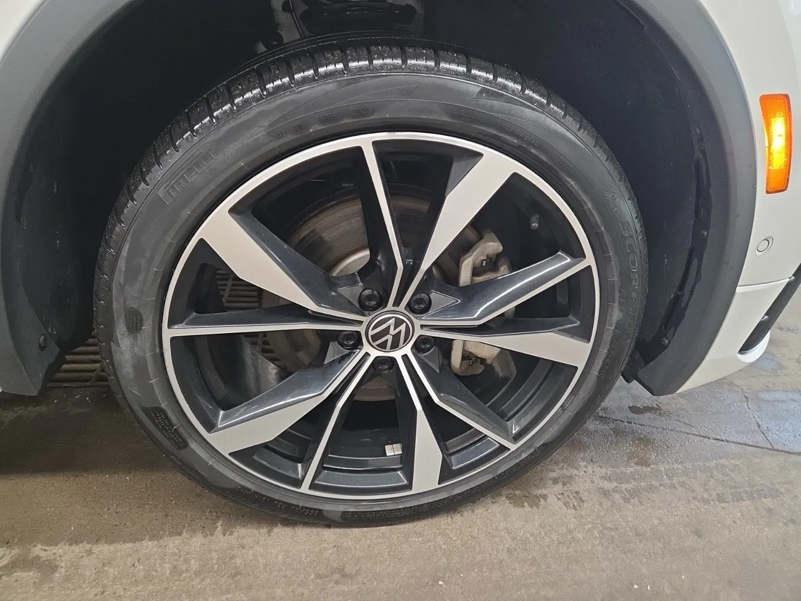 Right Front Wheel/Tire Photo