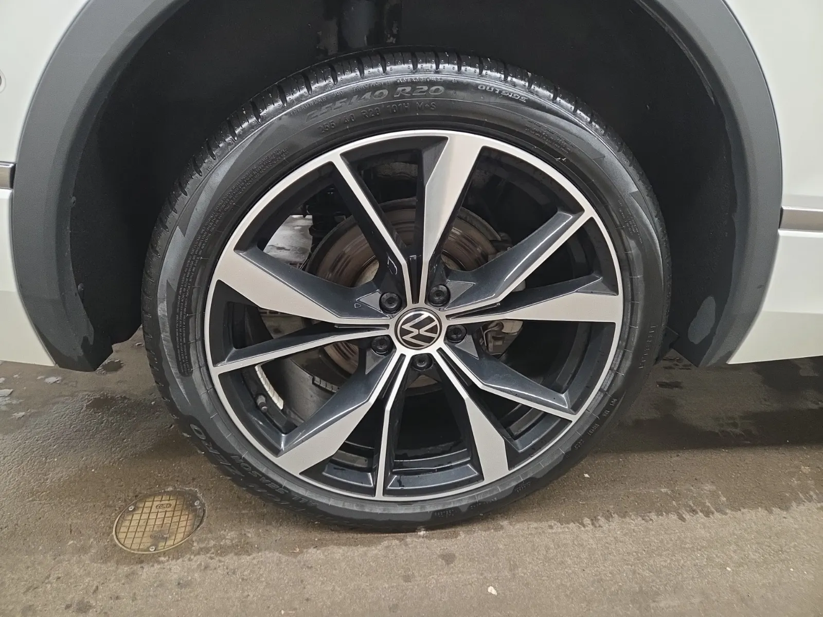 Right Rear Wheel/Tire Photo