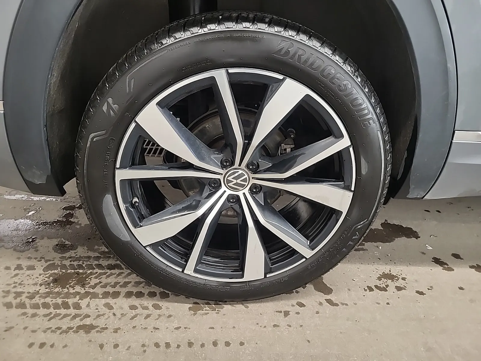 Right Rear Wheel/Tire Photo