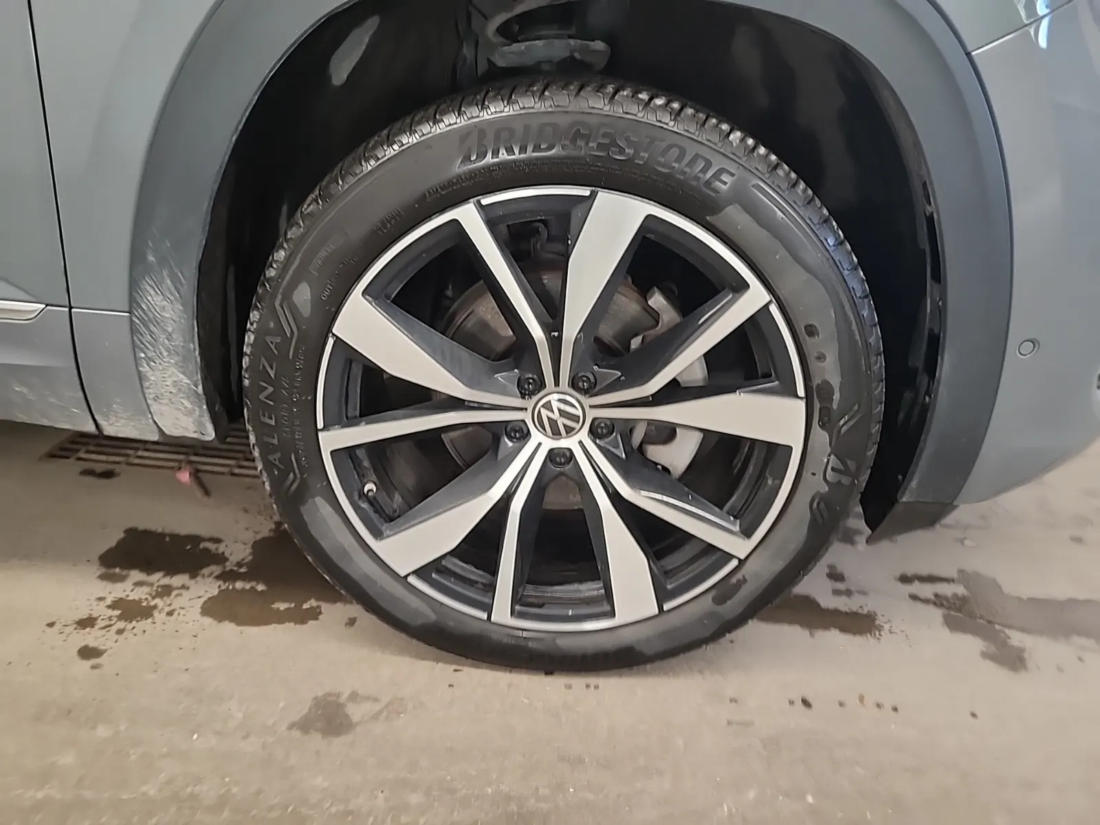 Right Front Wheel/Tire Photo