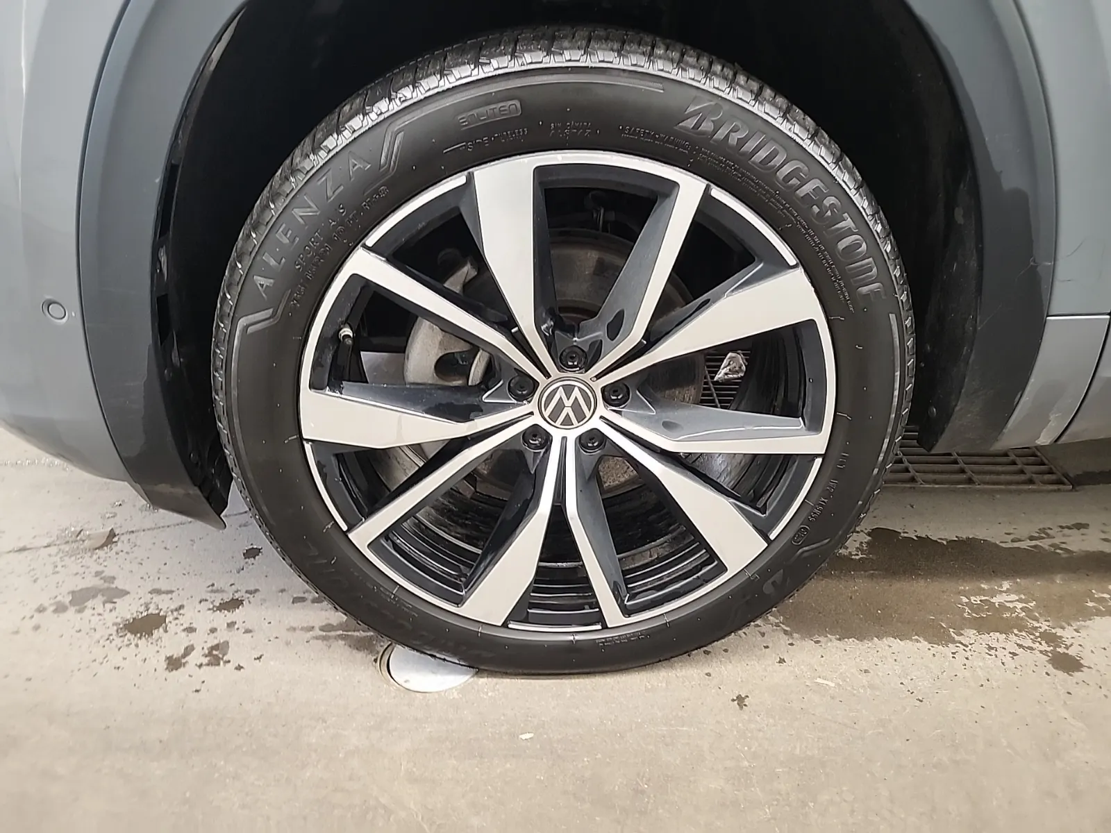 Front driver wheel/tire photo