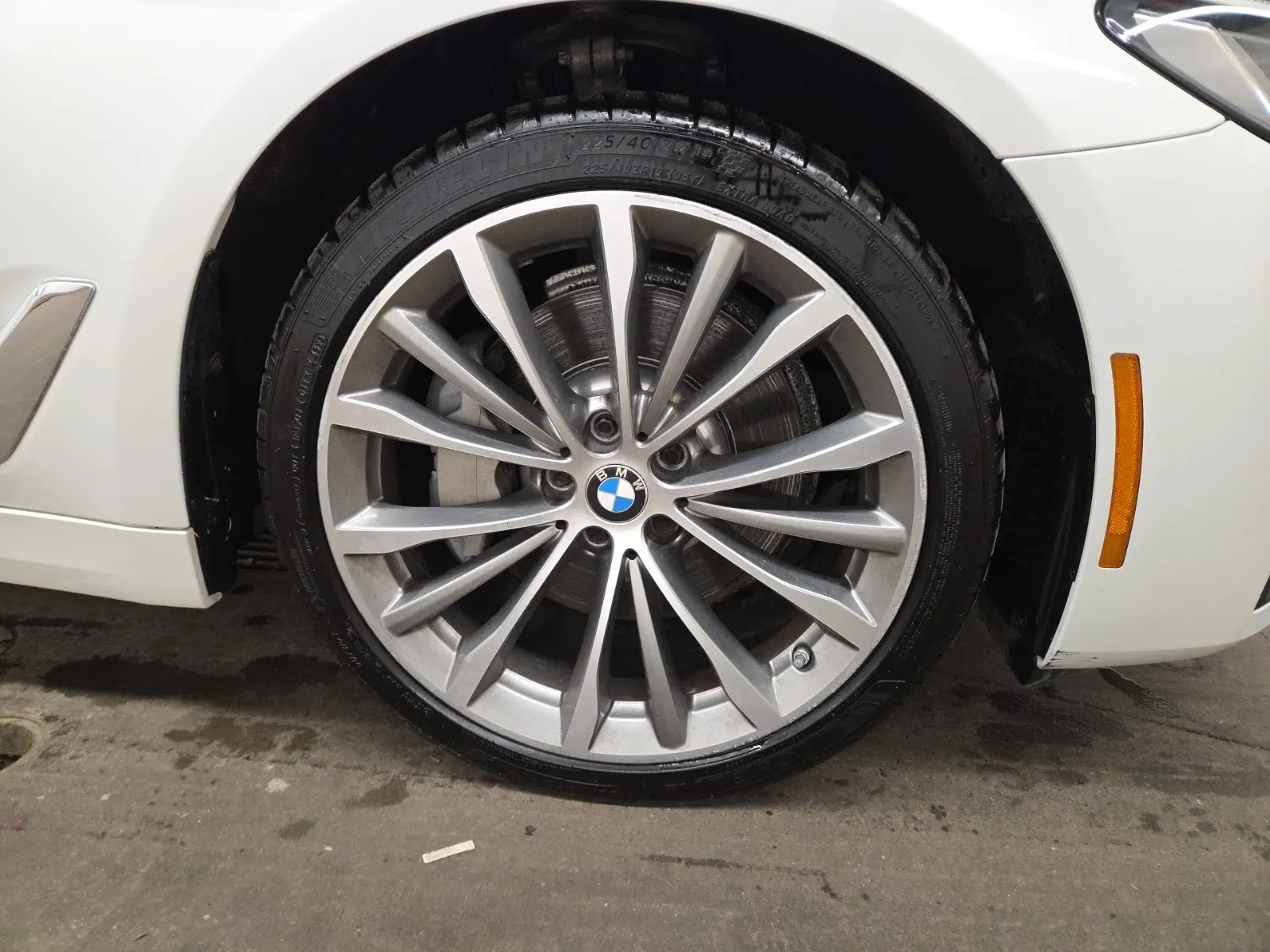 Right Front Wheel/Tire Photo