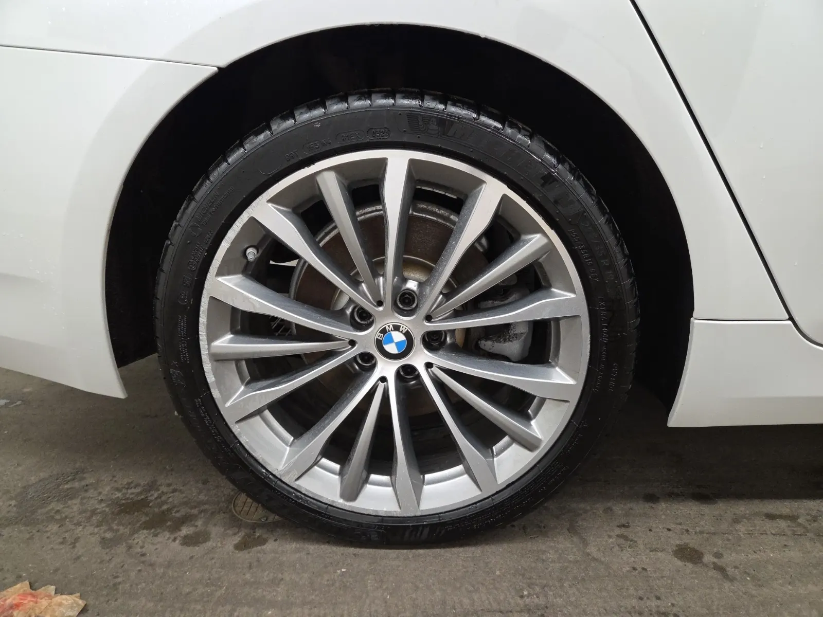 Right Rear Wheel/Tire Photo