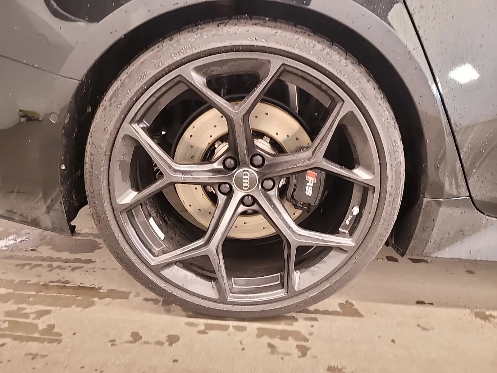 Right Rear Wheel/Tire Photo