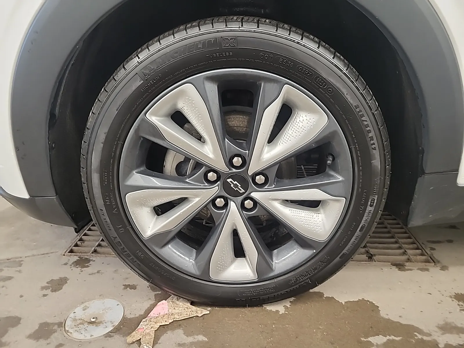 Front driver wheel/tire photo