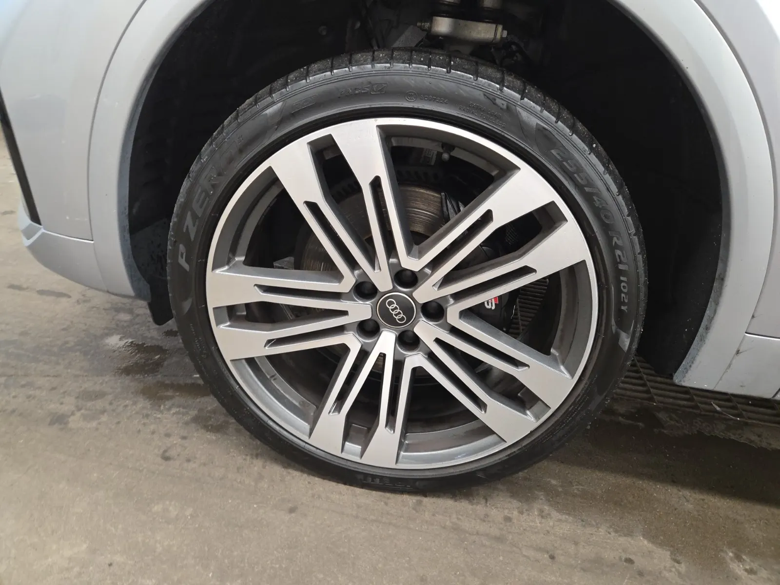 Front driver wheel/tire photo