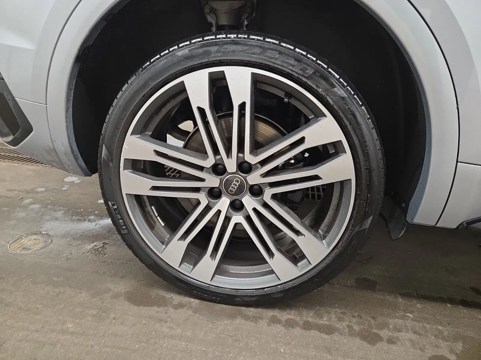 Right Rear Wheel/Tire Photo