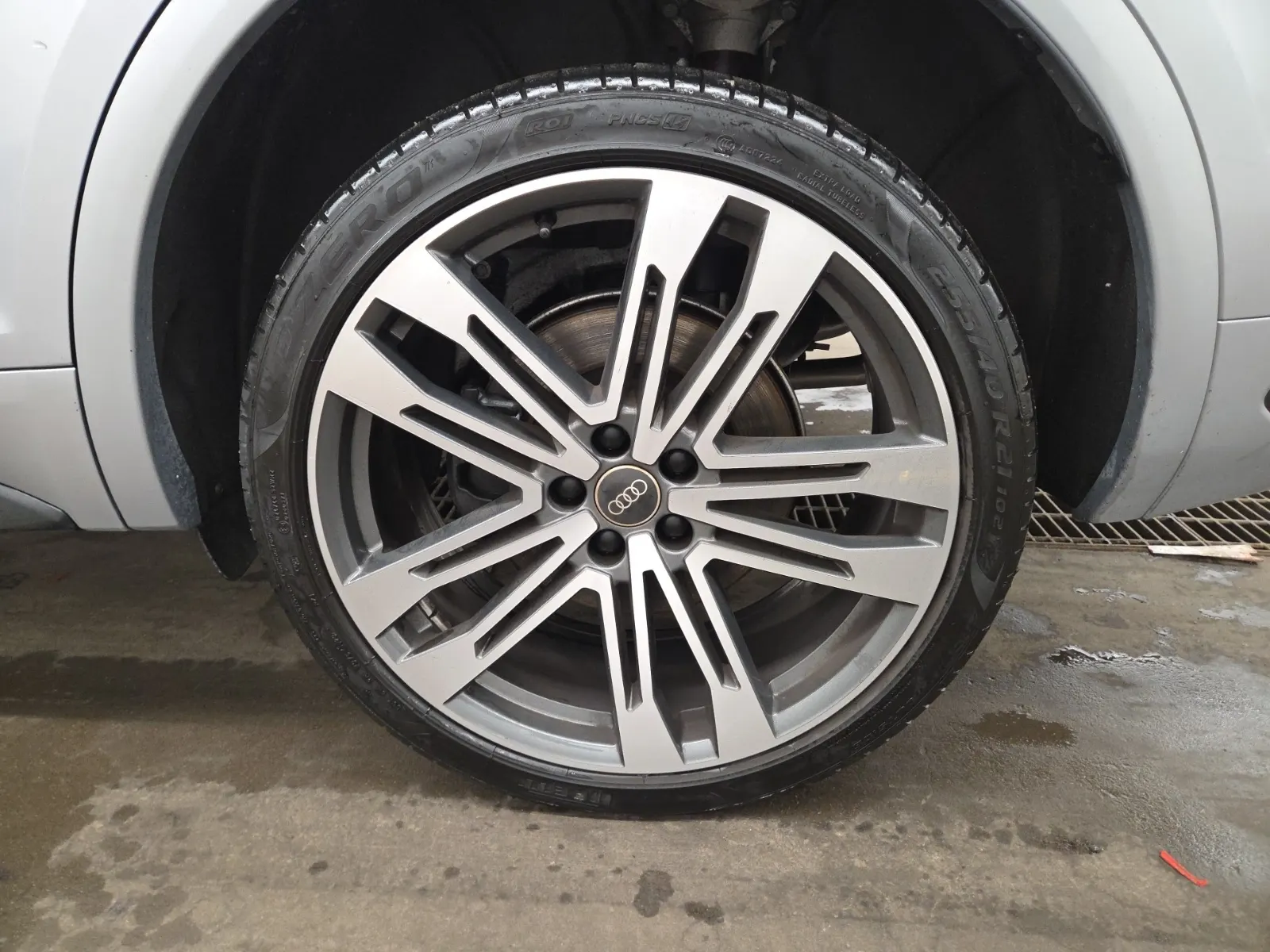 Left Rear Wheel/Tire Photo