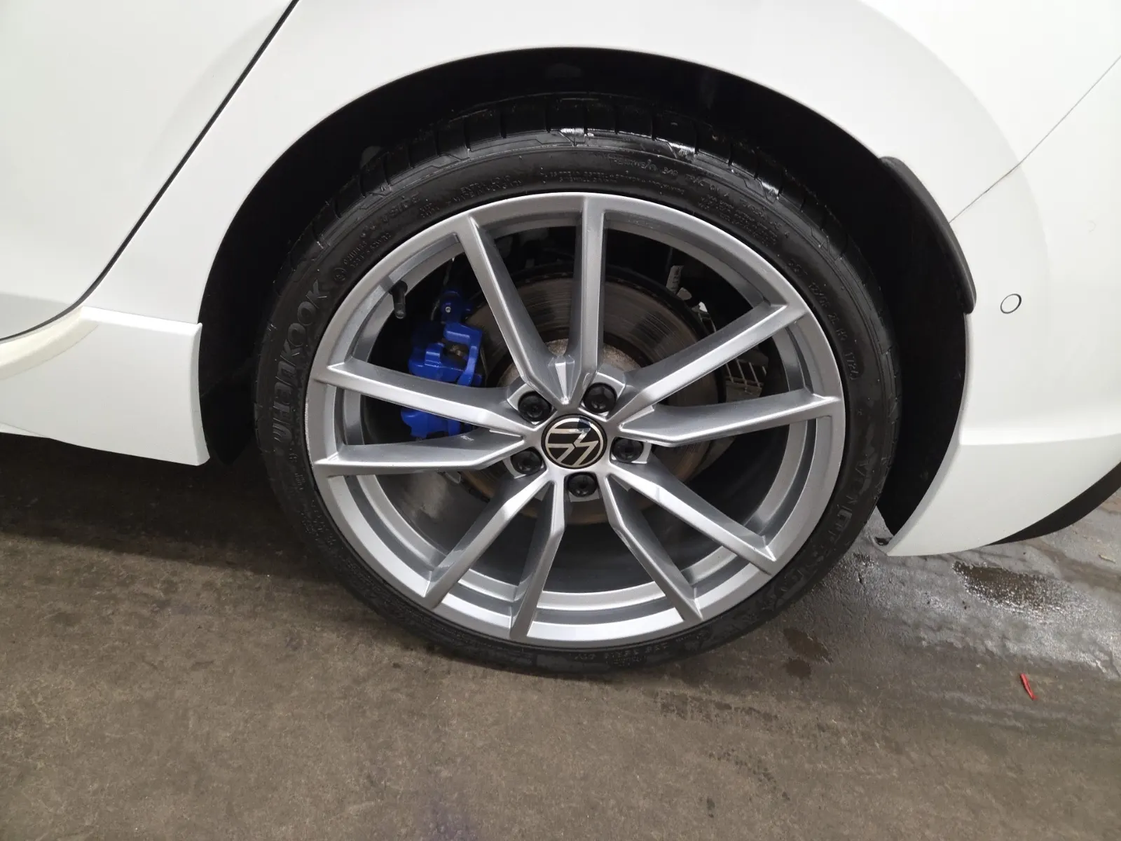 Left Rear Wheel/Tire Photo