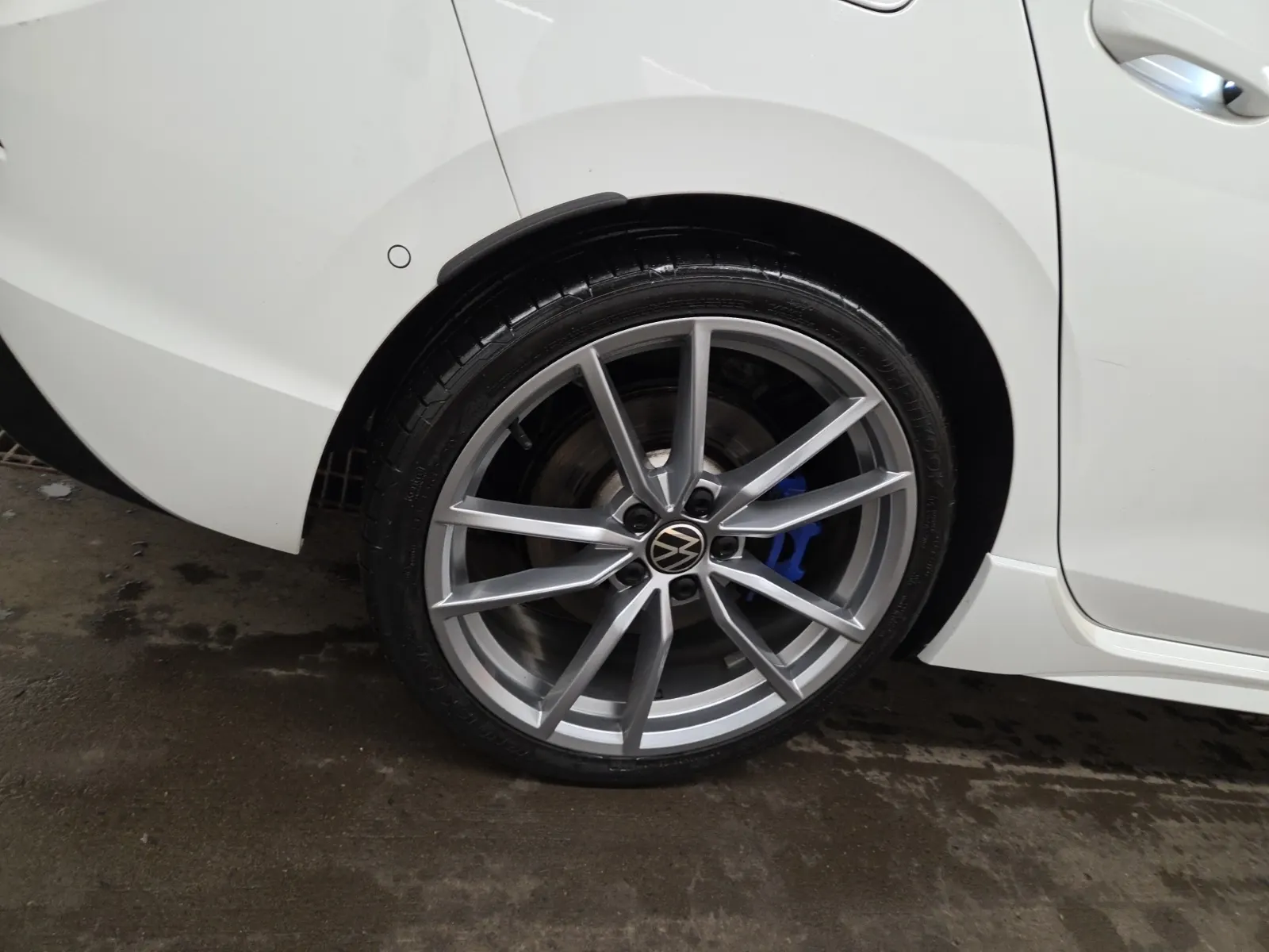 Right Rear Wheel/Tire Photo