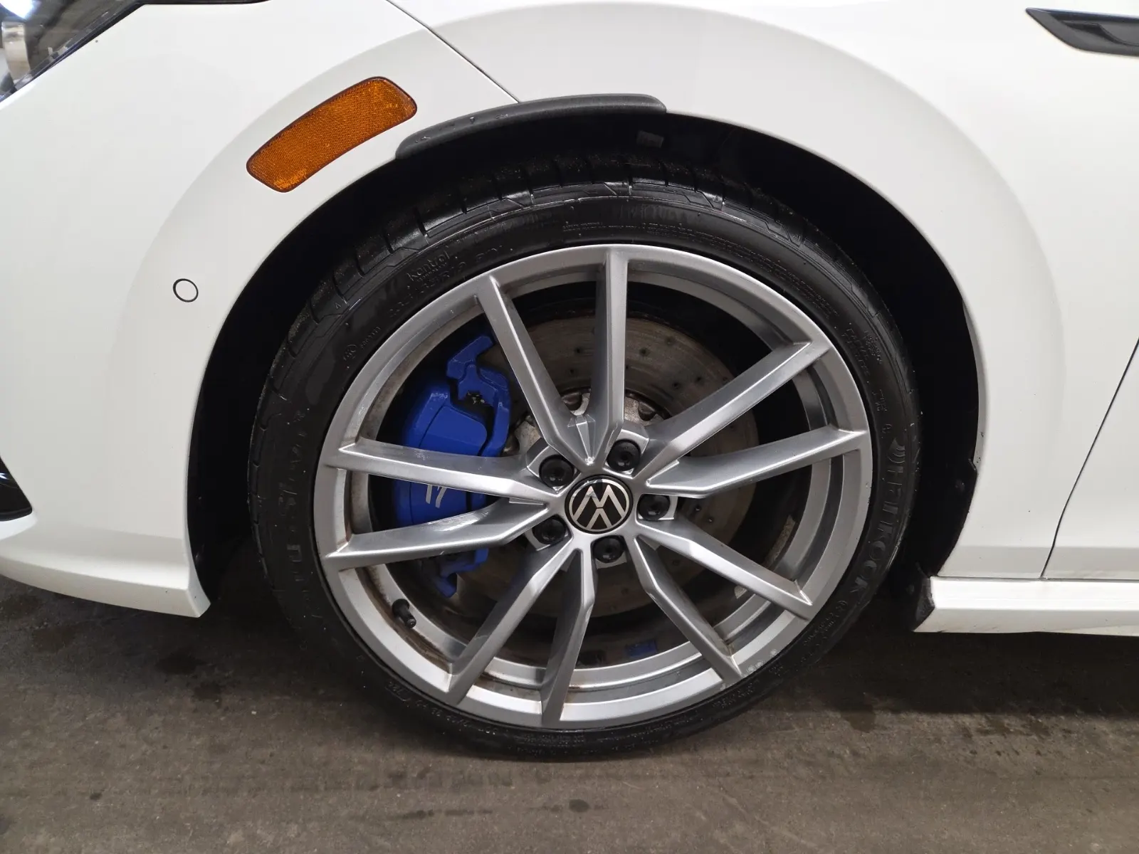 Front driver wheel/tire photo