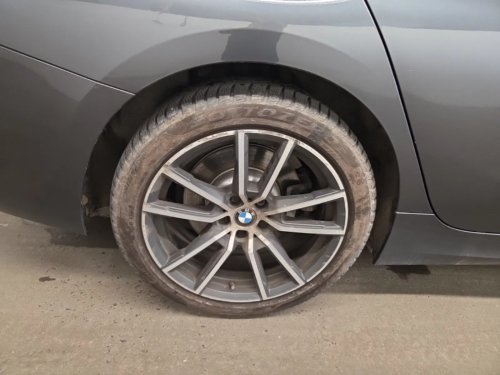 Right Rear Wheel/Tire Photo