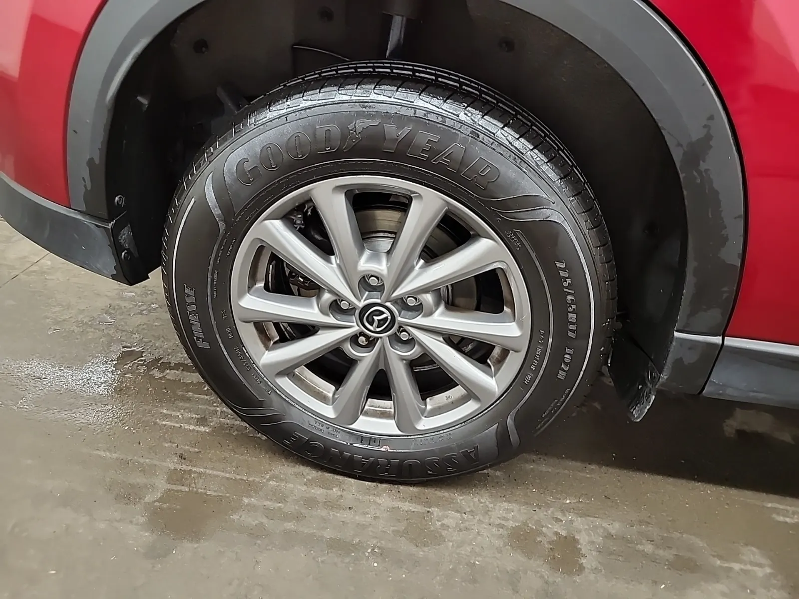 Right Rear Wheel/Tire Photo