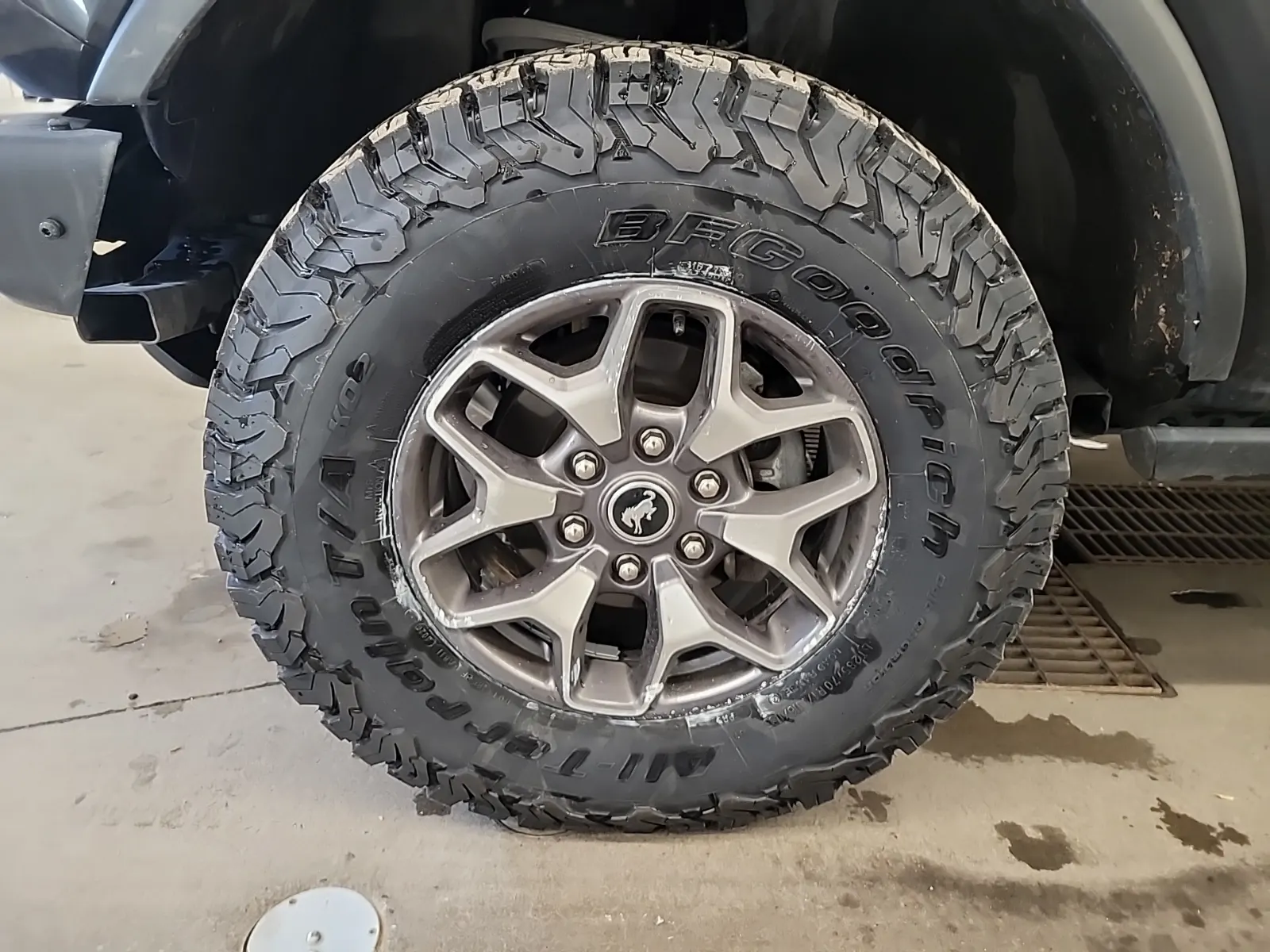 Front driver wheel/tire photo