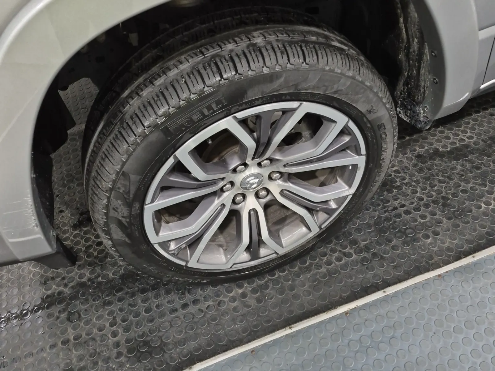 Front driver wheel/tire photo