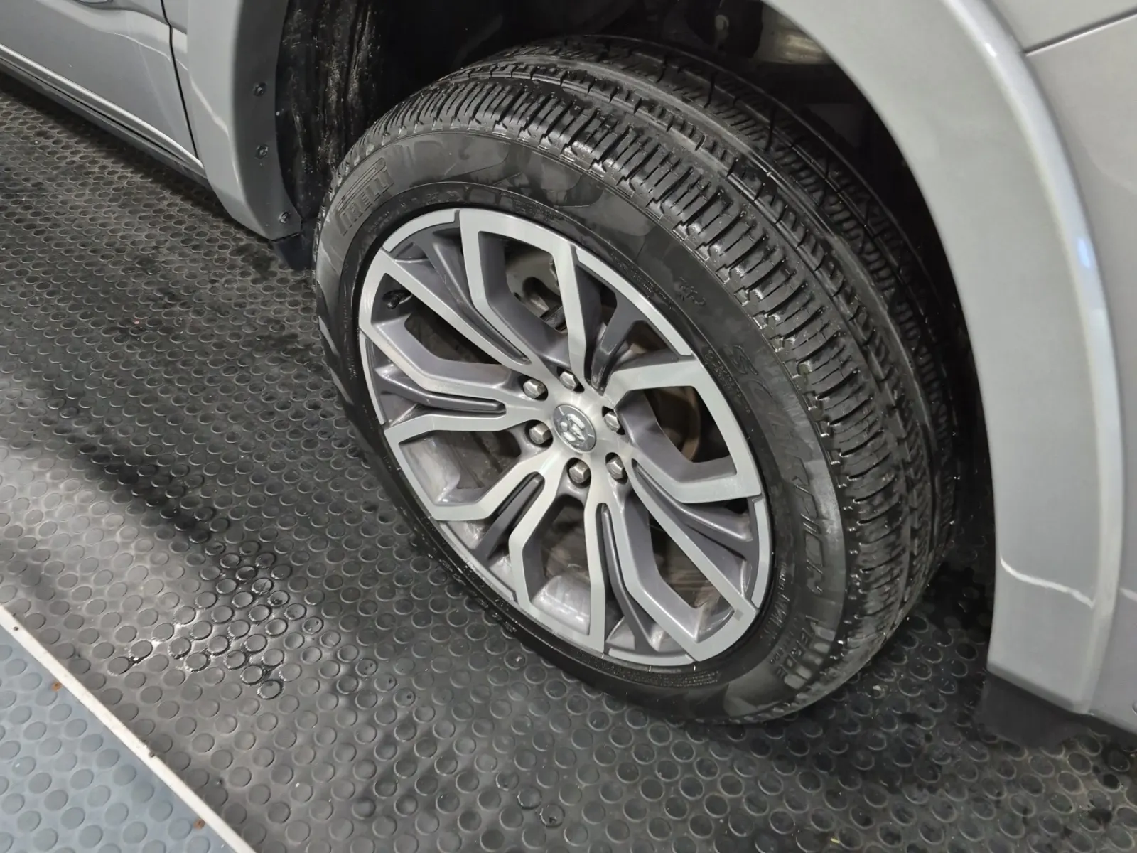 Right Front Wheel/Tire Photo