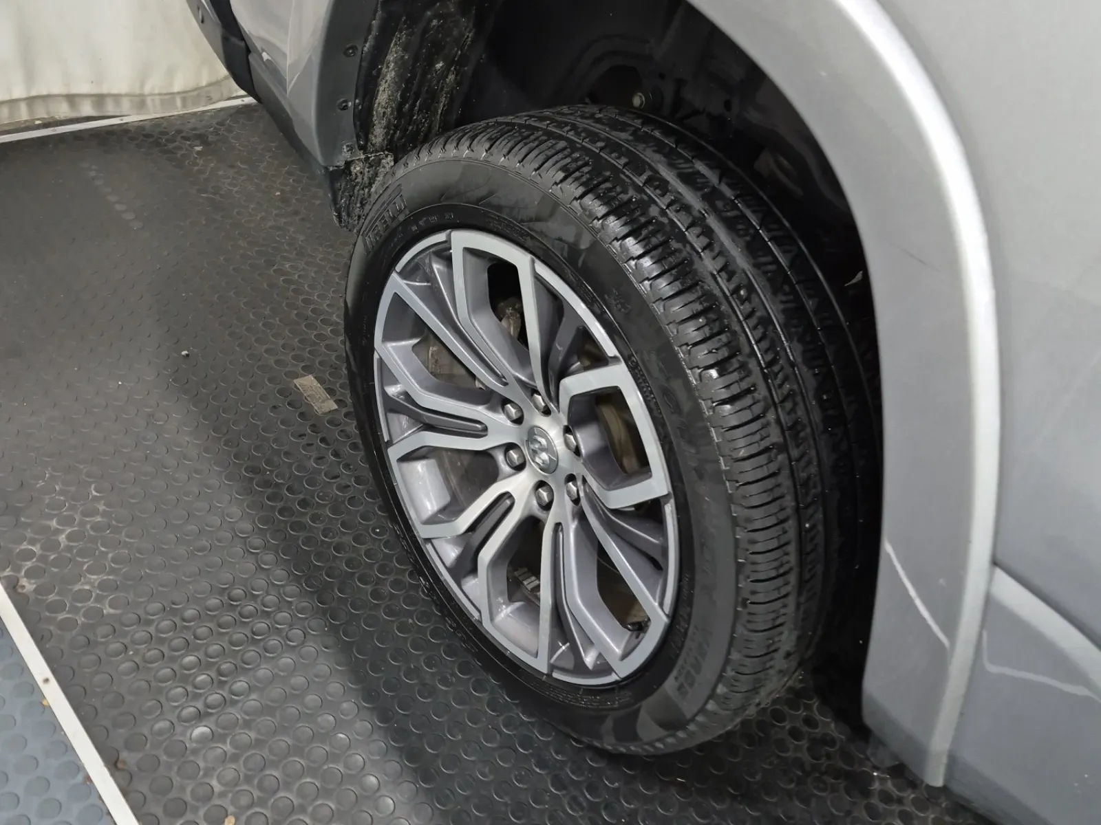 Right Rear Wheel/Tire Photo