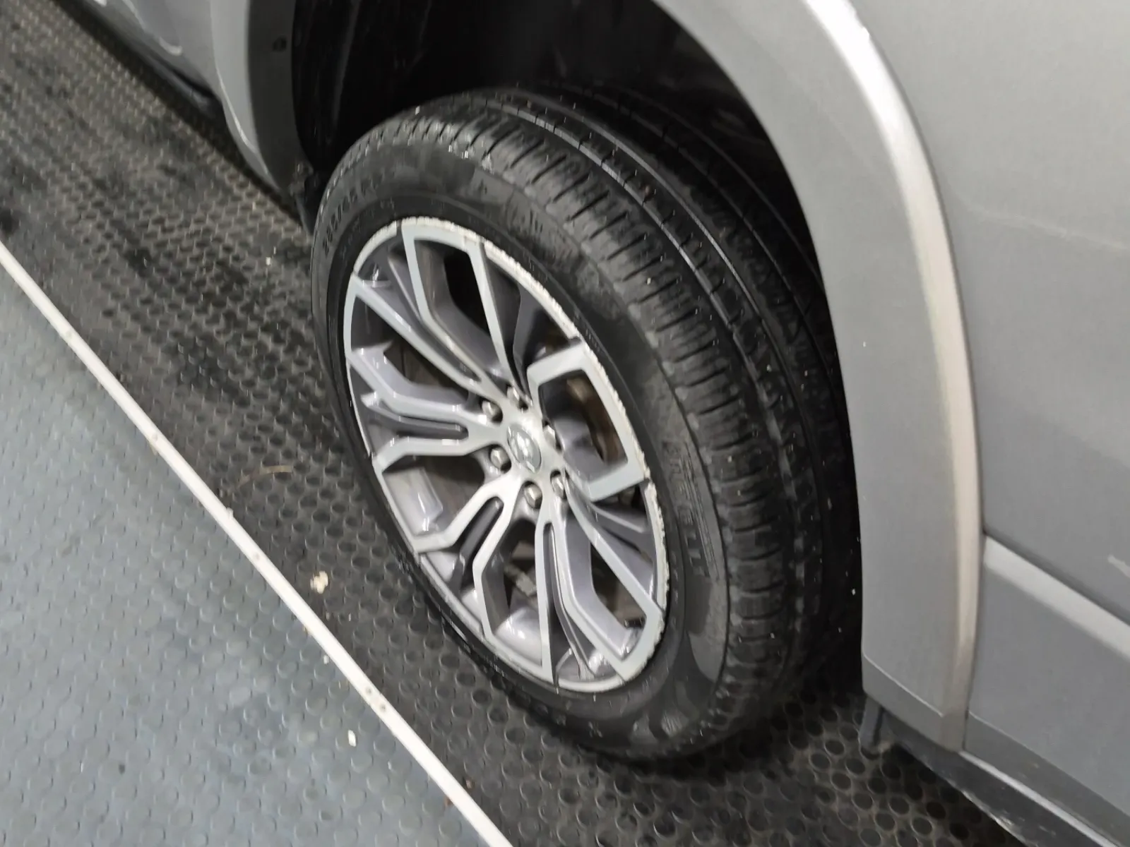 Left Rear Wheel/Tire Photo