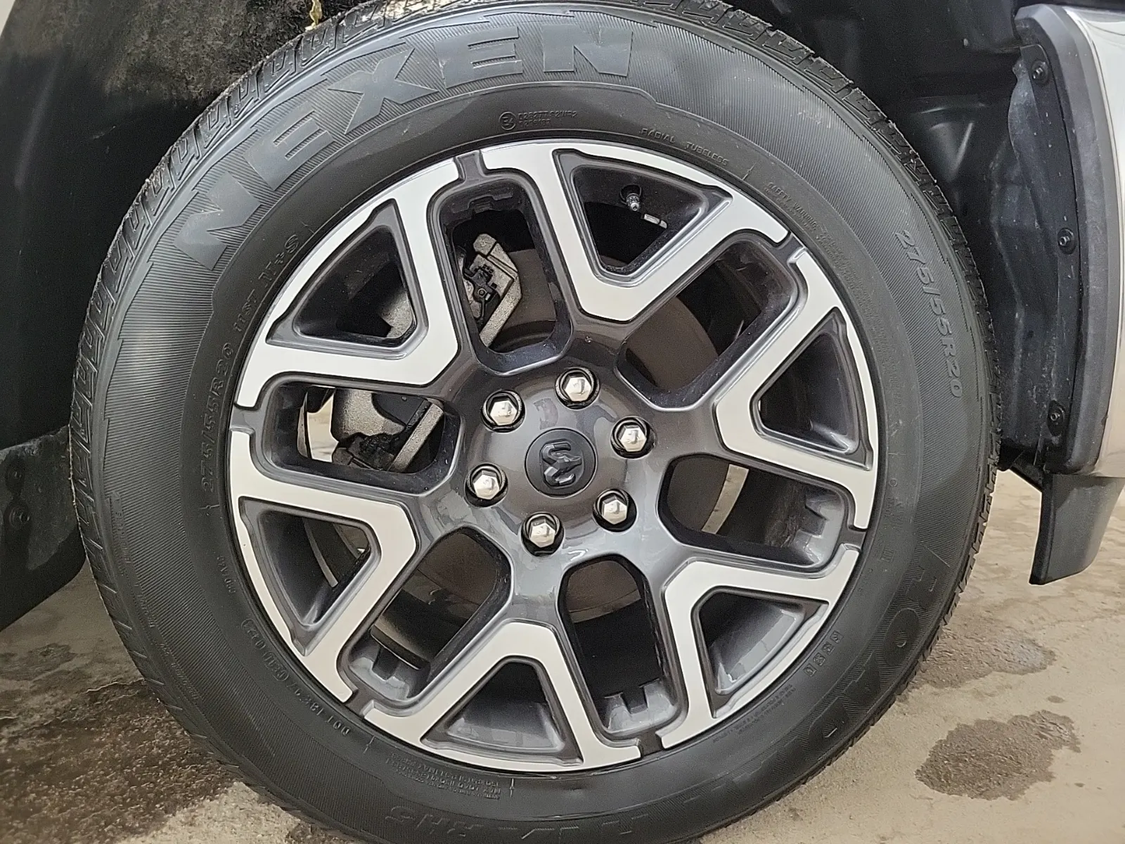 Right Front Wheel/Tire Photo