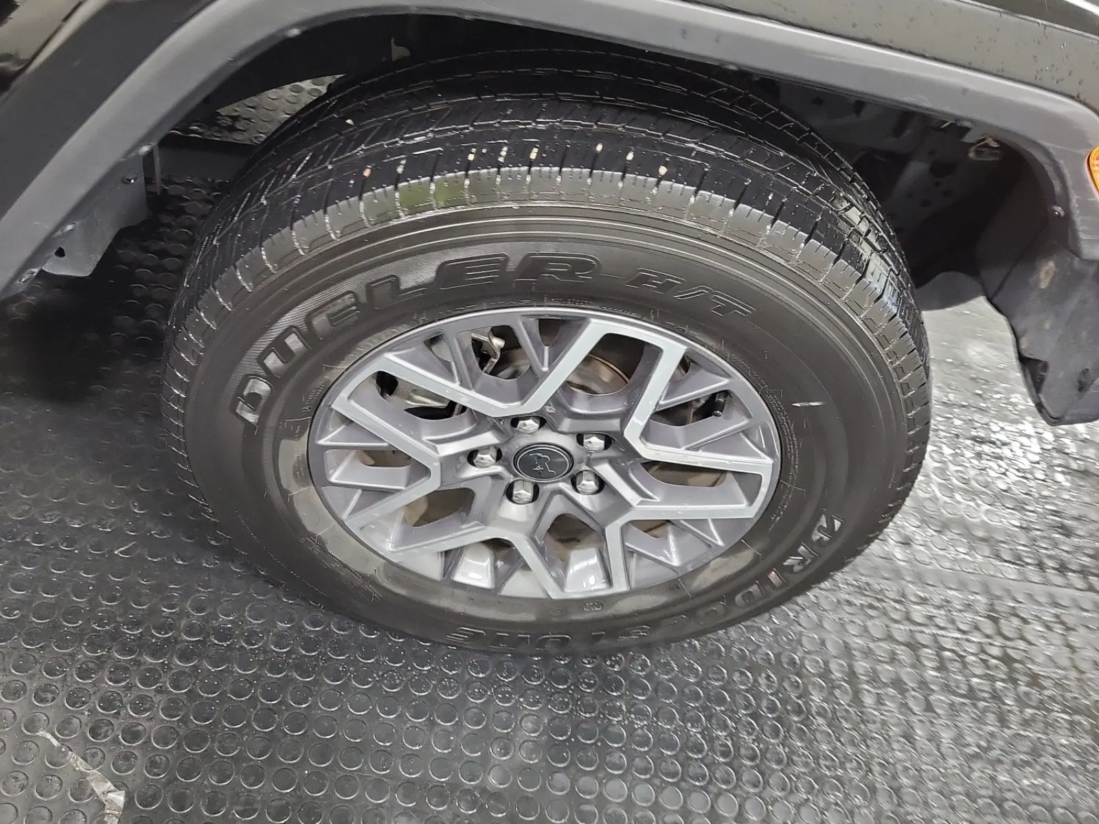Right Front Wheel/Tire Photo