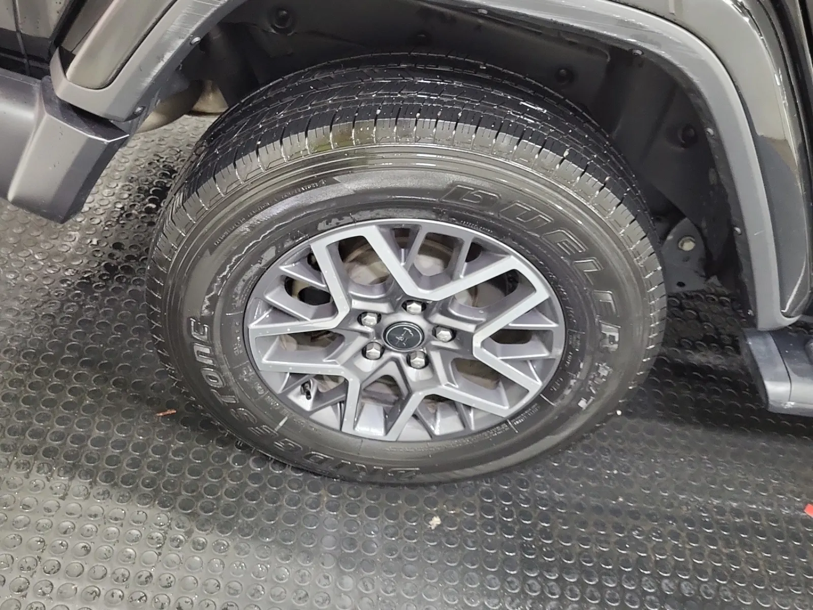 Right Rear Wheel/Tire Photo