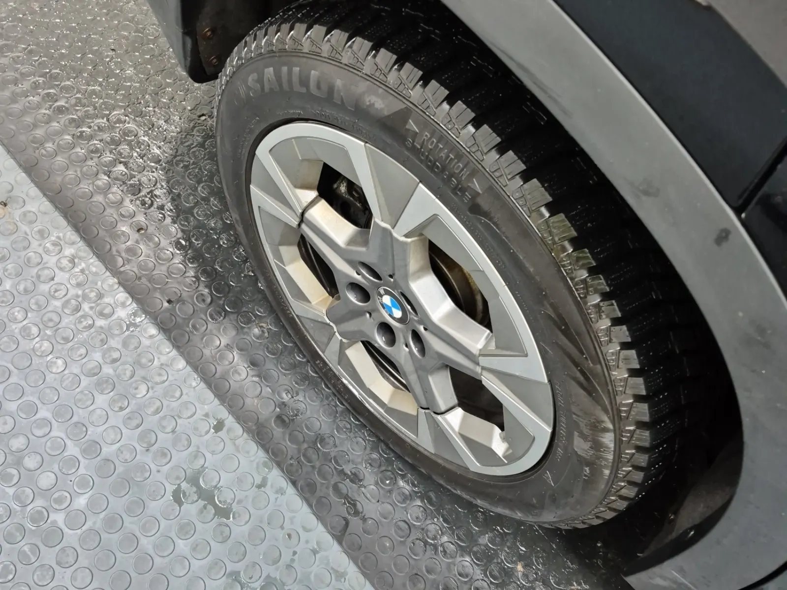 Right Rear Wheel/Tire Photo