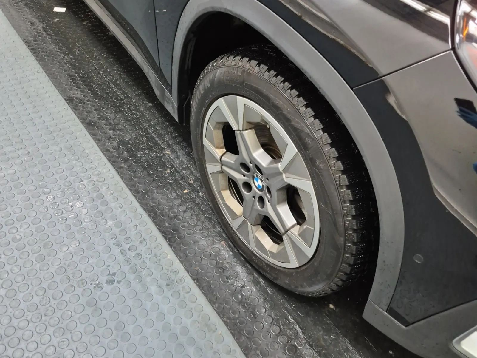 Right Front Wheel/Tire Photo