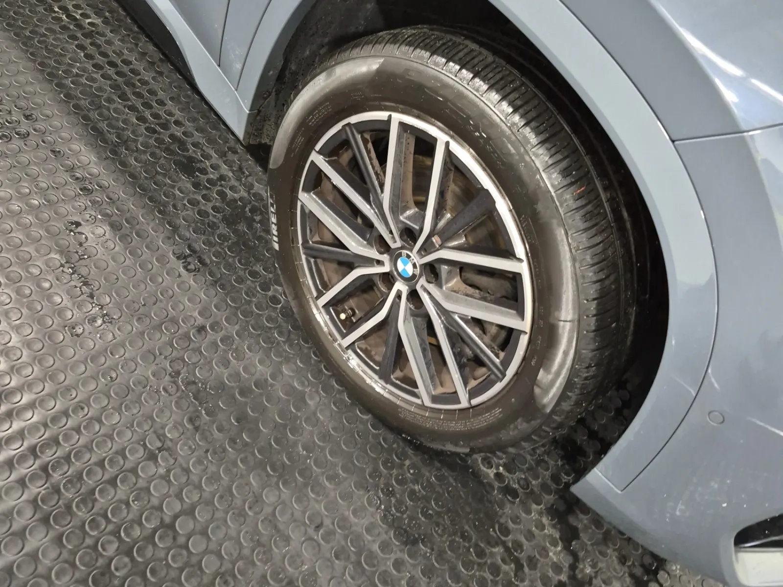 Right Front Wheel/Tire Photo