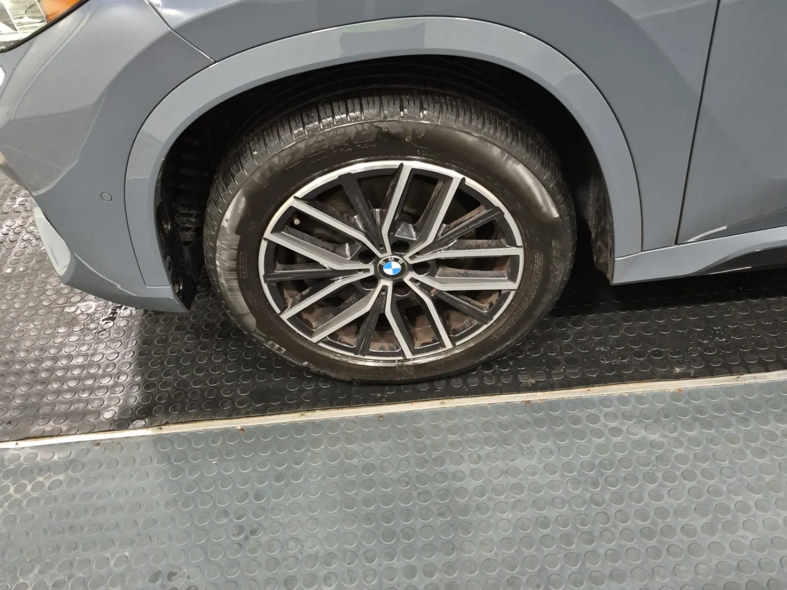 Front driver wheel/tire photo