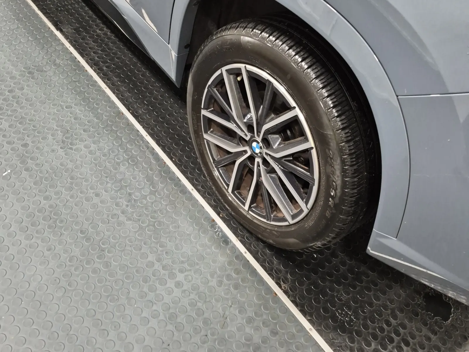 Left Rear Wheel/Tire Photo