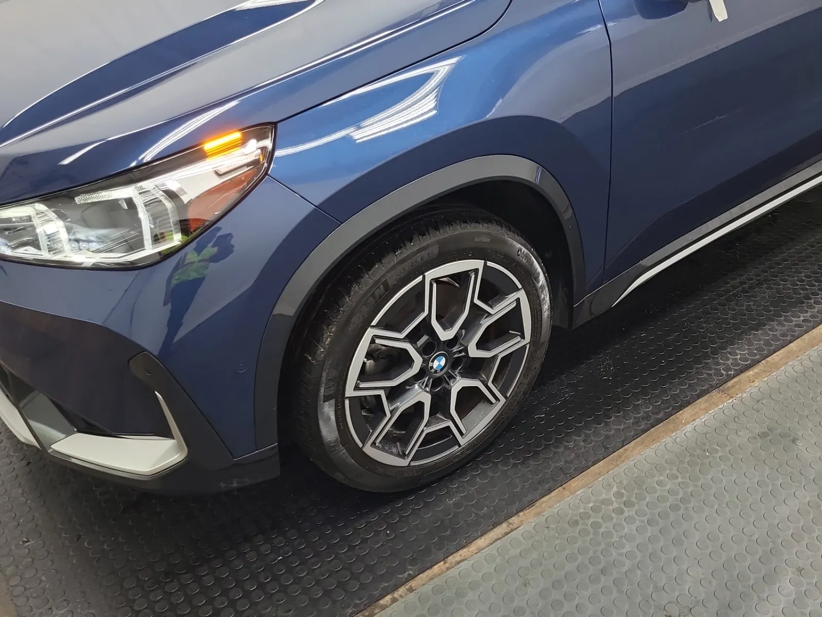 Front driver wheel/tire photo