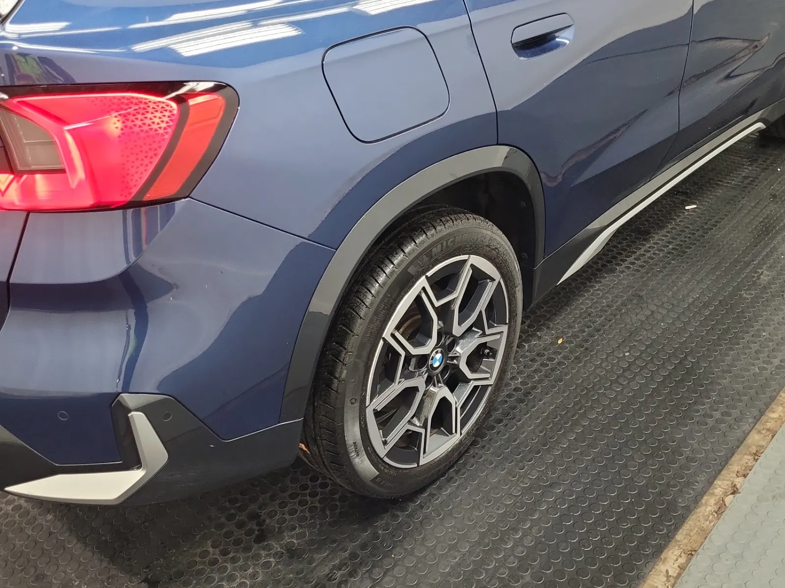 Right Rear Wheel/Tire Photo