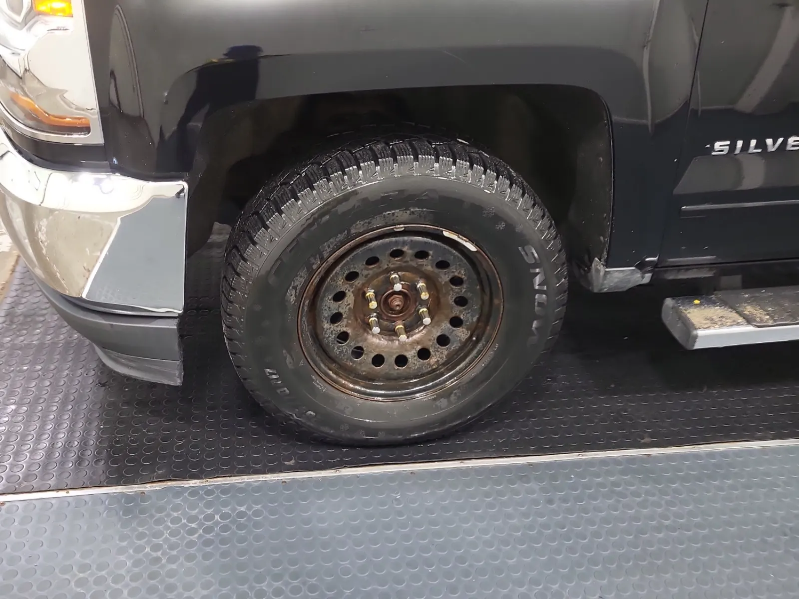 Front driver wheel/tire photo