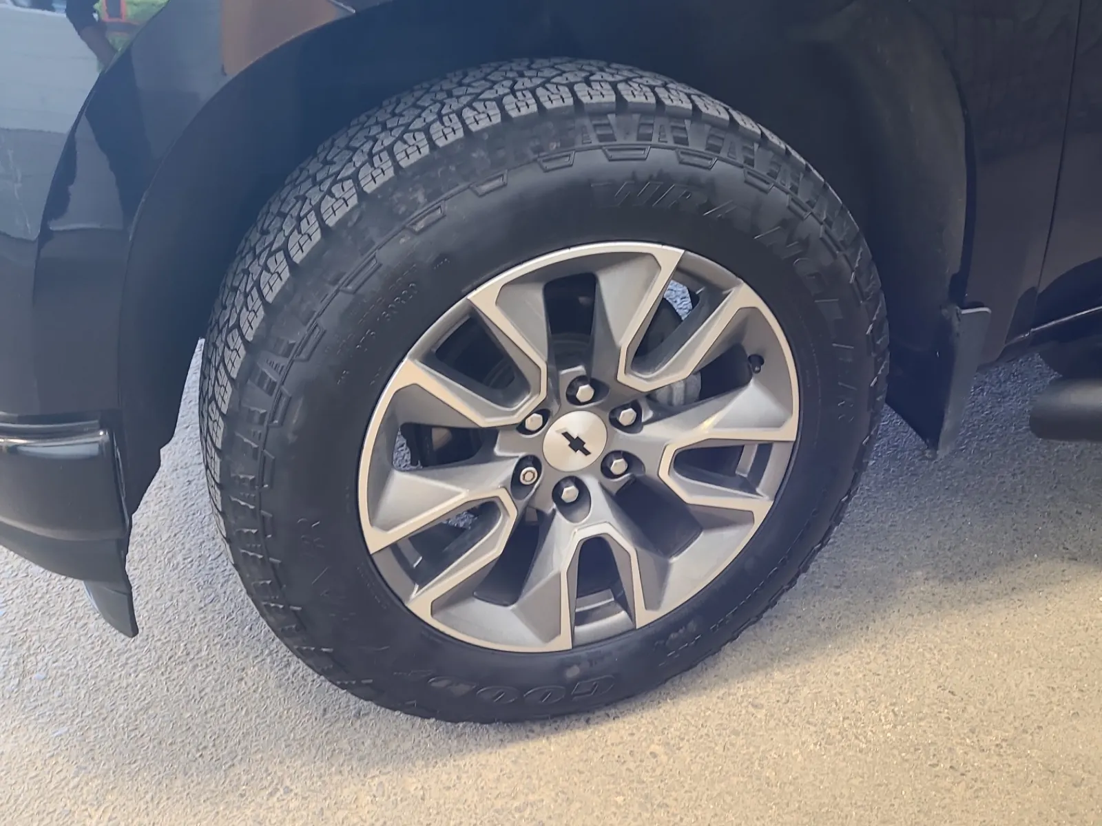 Front driver wheel/tire photo