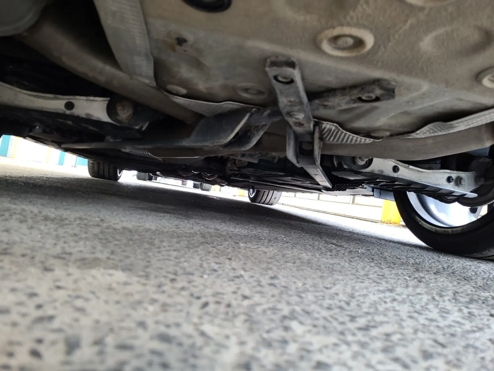 Undercarriage - Rear Photo