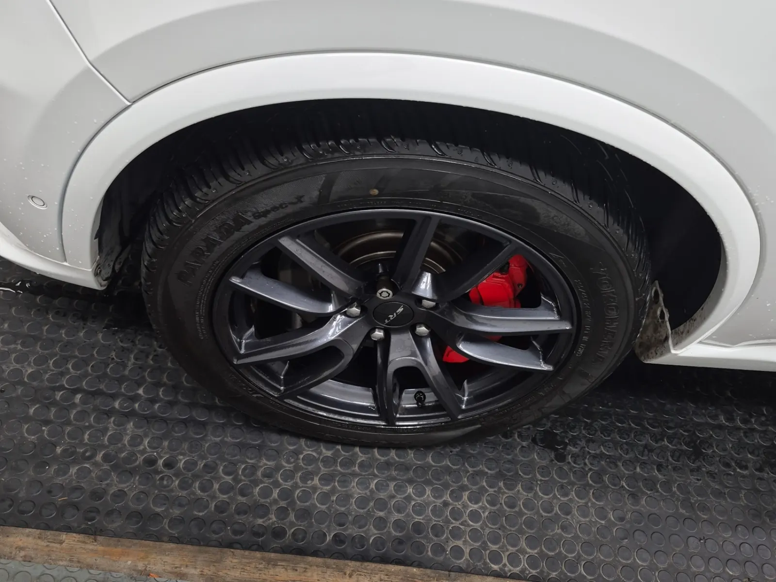 Front driver wheel/tire photo