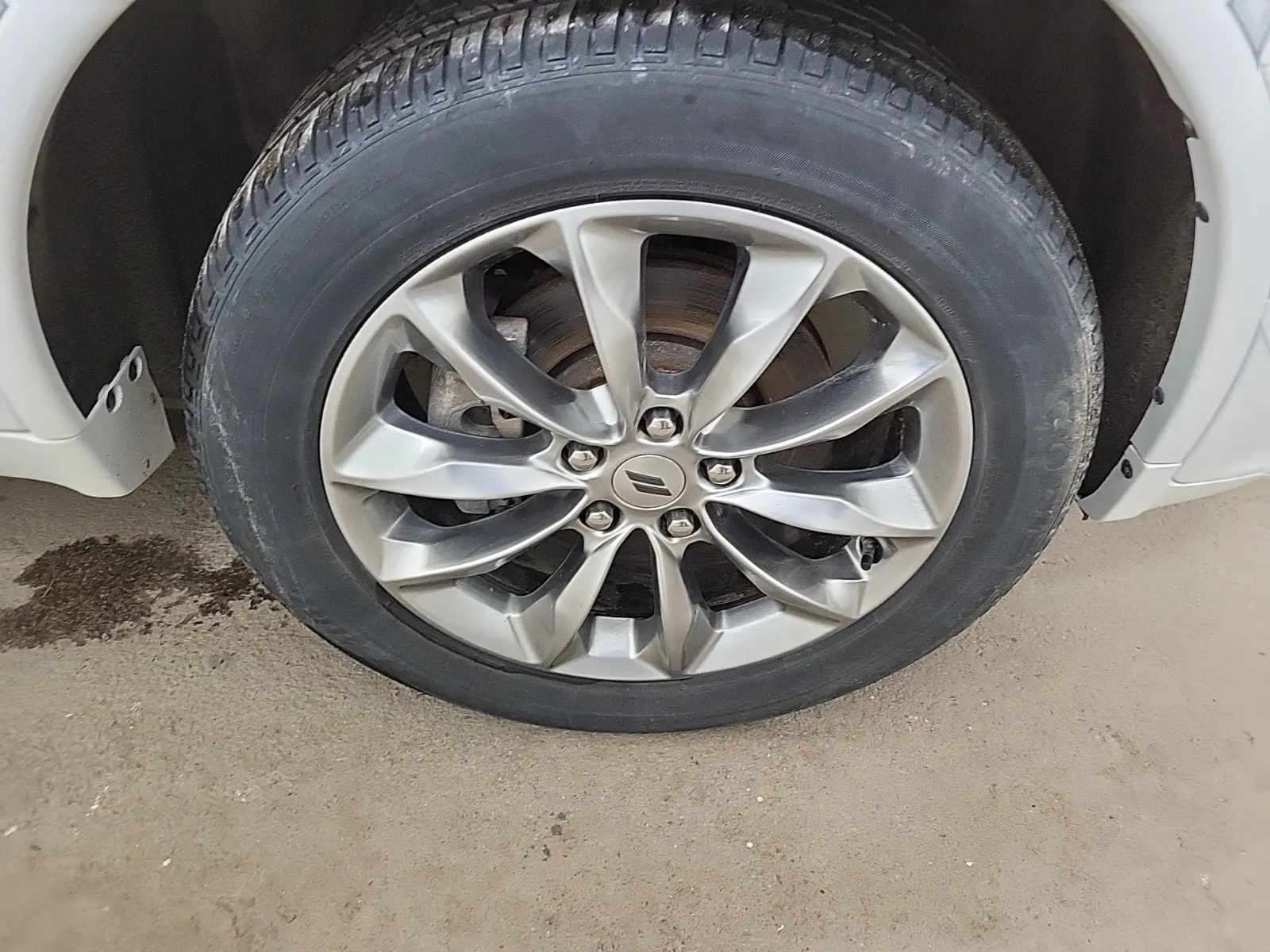 Right Front Wheel/Tire Photo