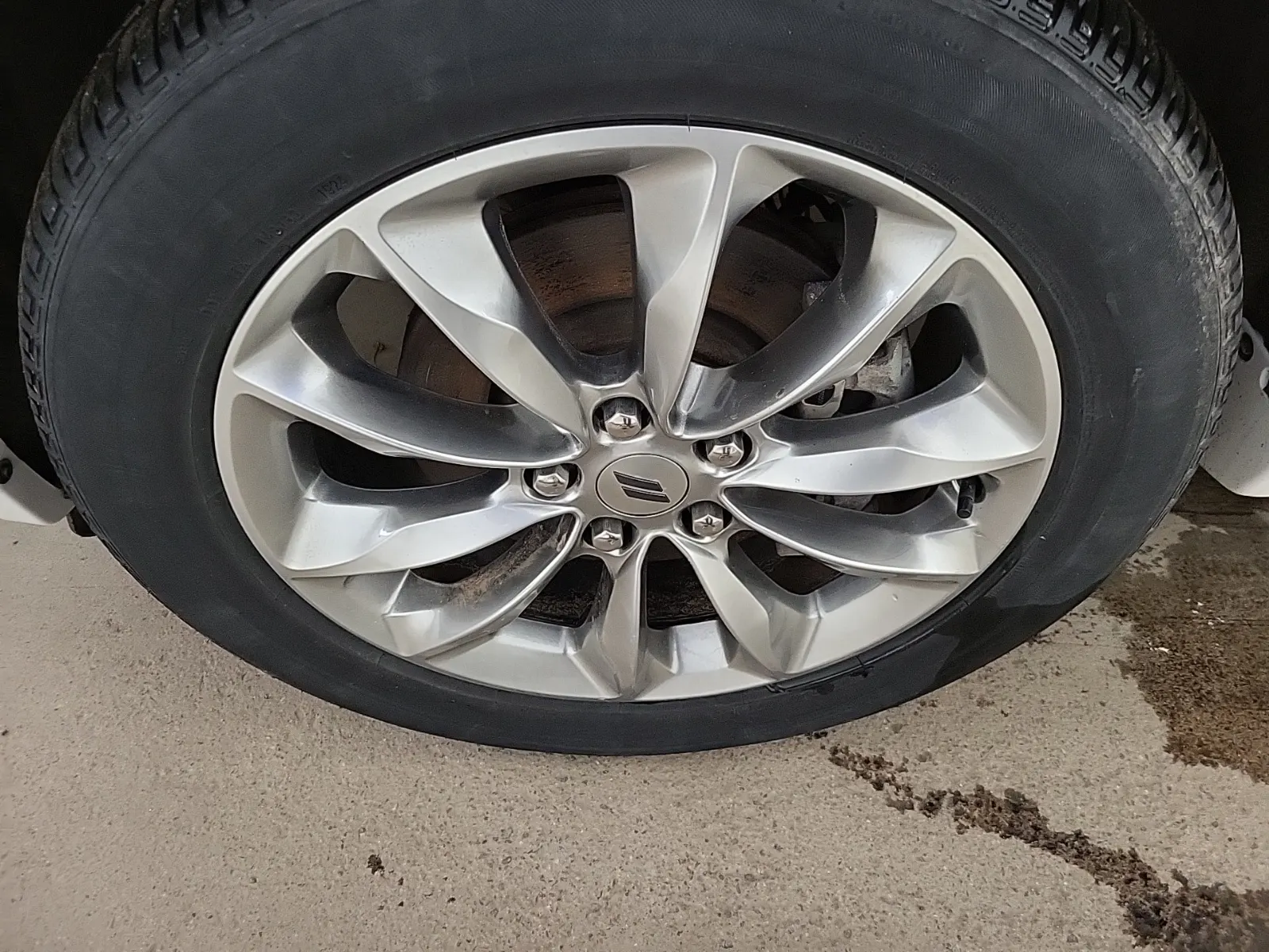 Front driver wheel/tire photo