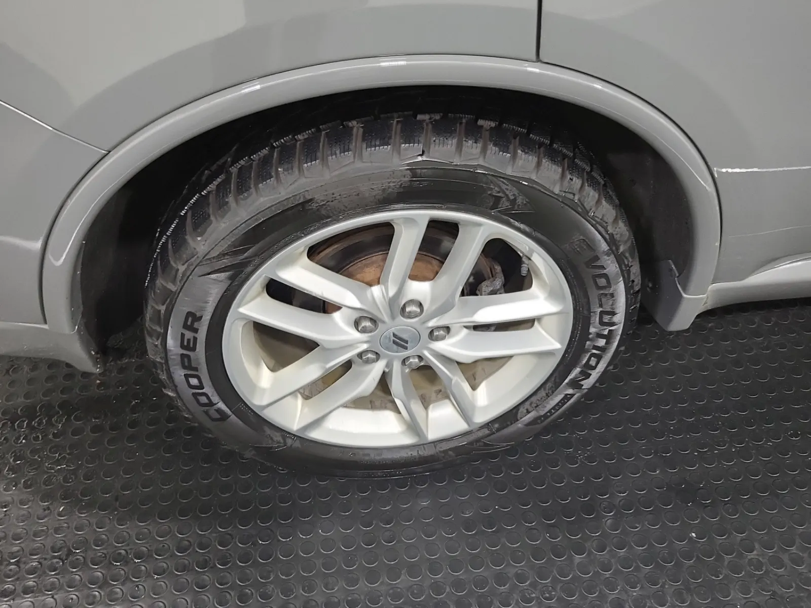 Right Rear Wheel/Tire Photo