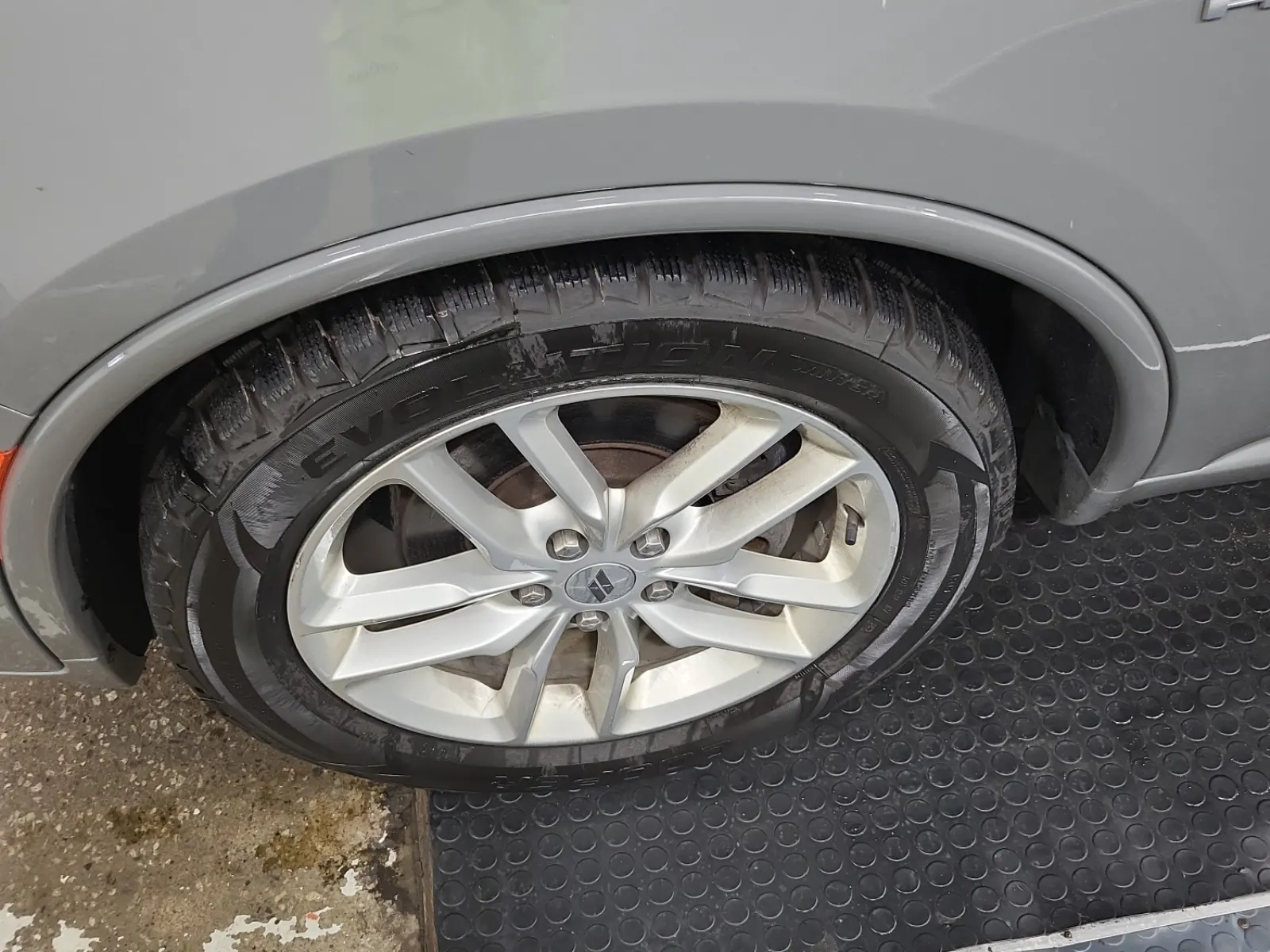 Front driver wheel/tire photo