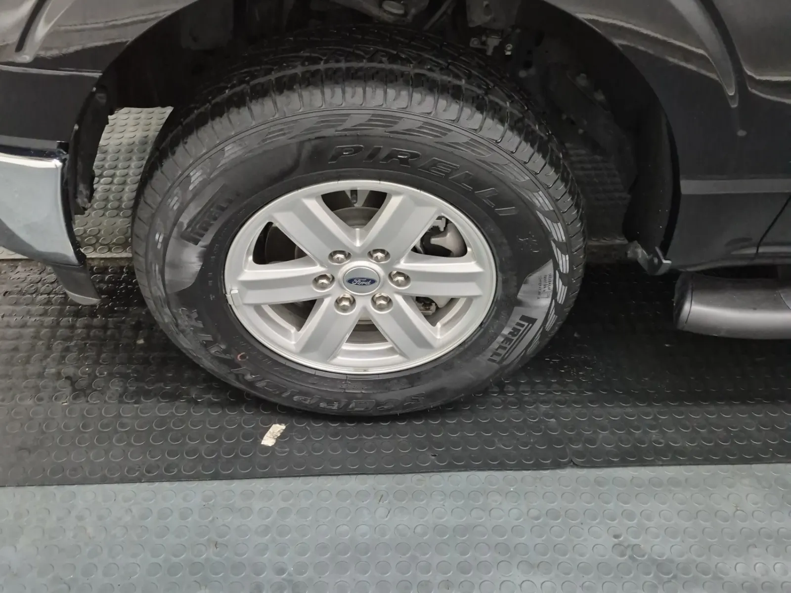Front driver wheel/tire photo