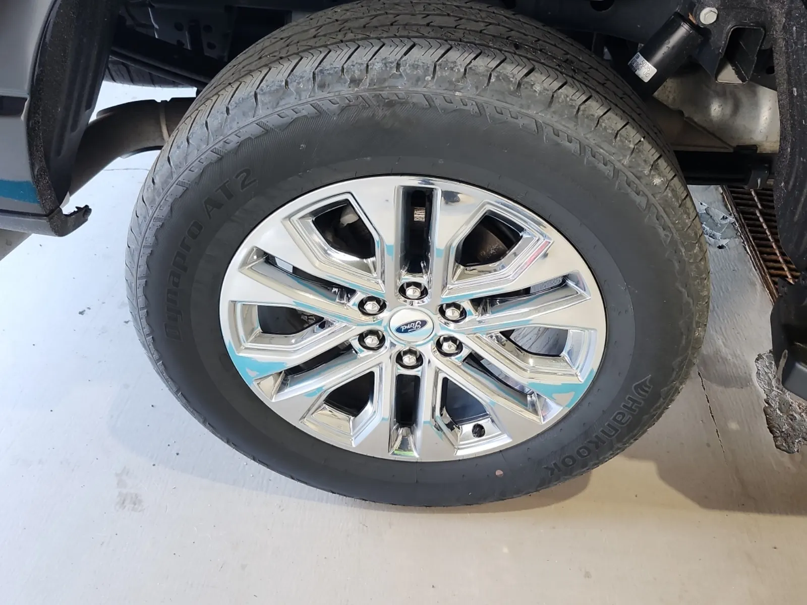 Right Rear Wheel/Tire Photo