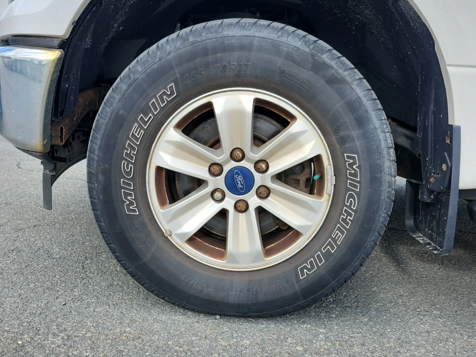 Front driver wheel/tire photo