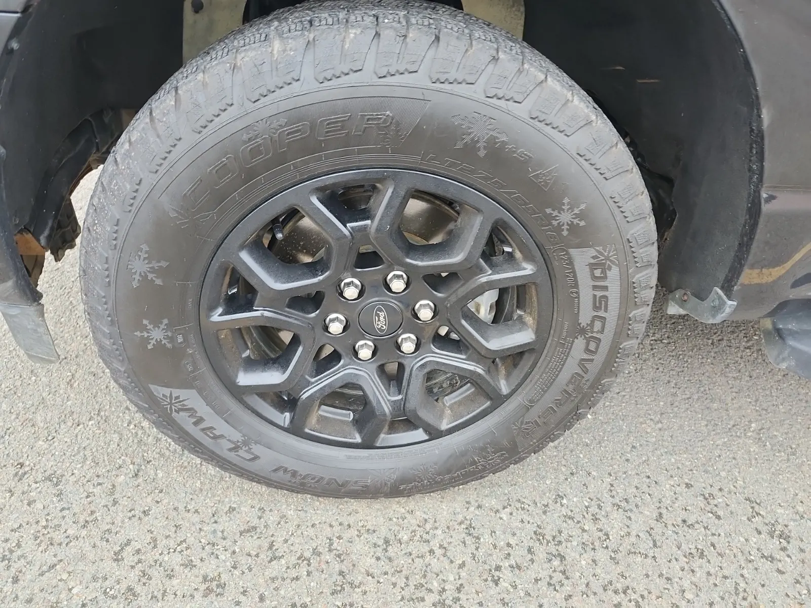 Front driver wheel/tire photo