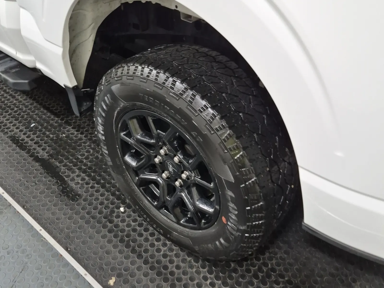 Left Rear Wheel/Tire Photo