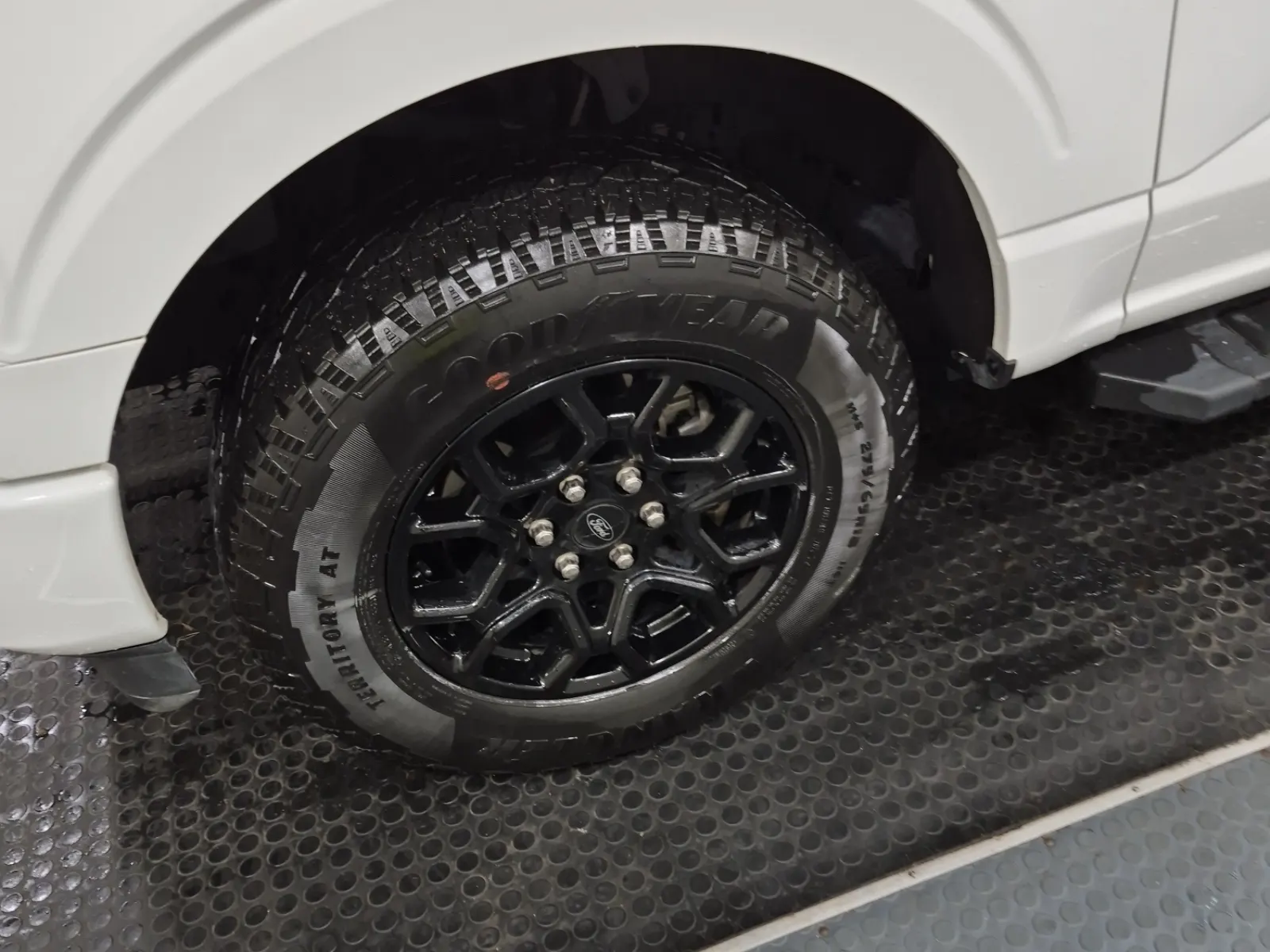 Front driver wheel/tire photo